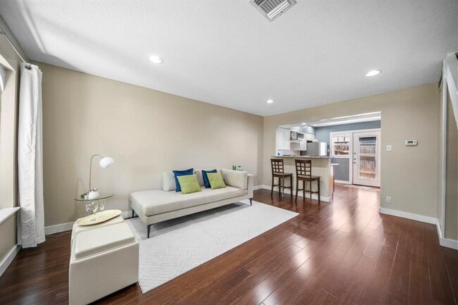 Building Photo - 7409 Shadow Hill Dr