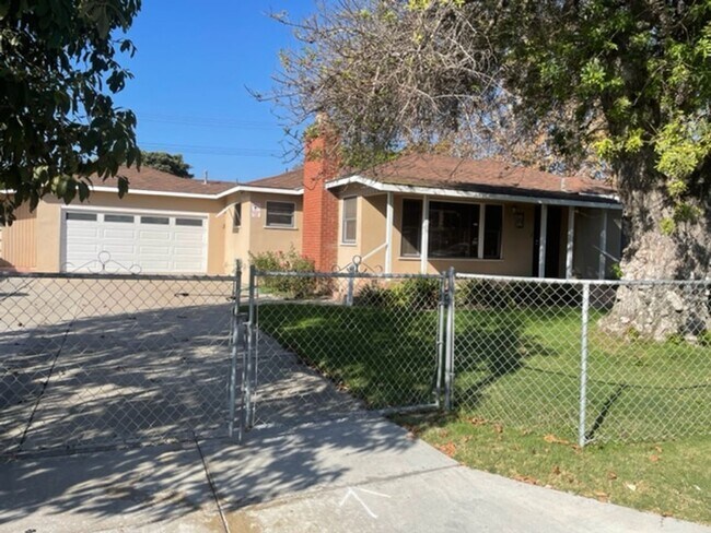 Foto del edificio - 3 bdr 2 bath Home on Huge lot.