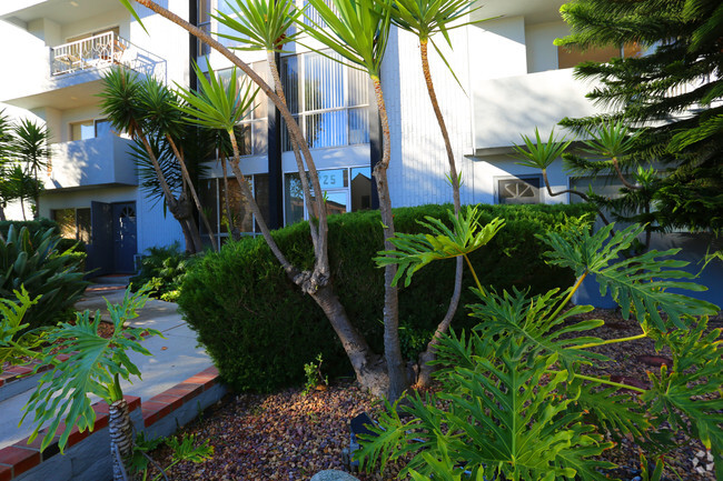 Foto del edificio - 725 N Sweetzer Ave