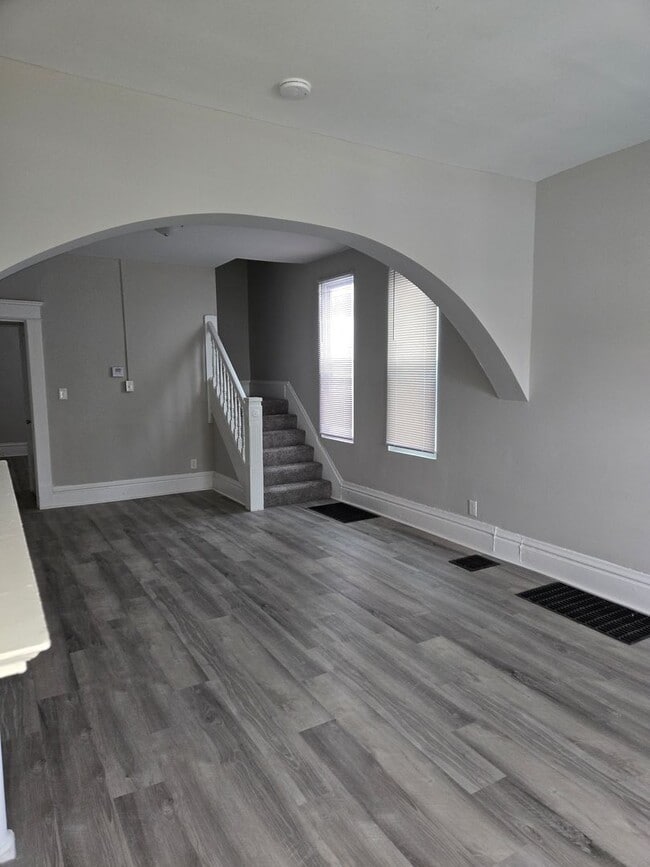 Building Photo - Spacious 3 bedroom 1.5 bath