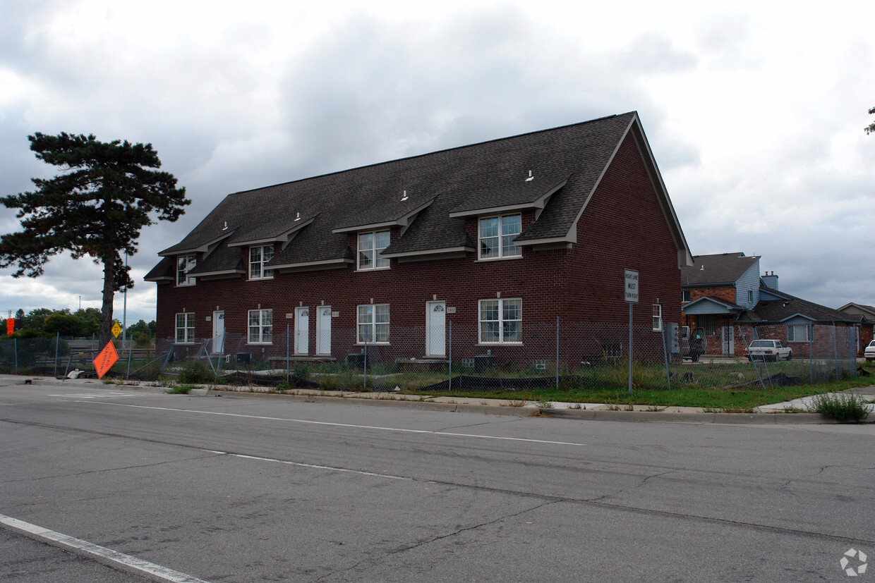 Primary Photo - 5802-5838 E 11 Mile Rd