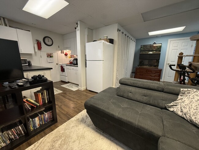 Building Photo - 384 Blue Mountain St