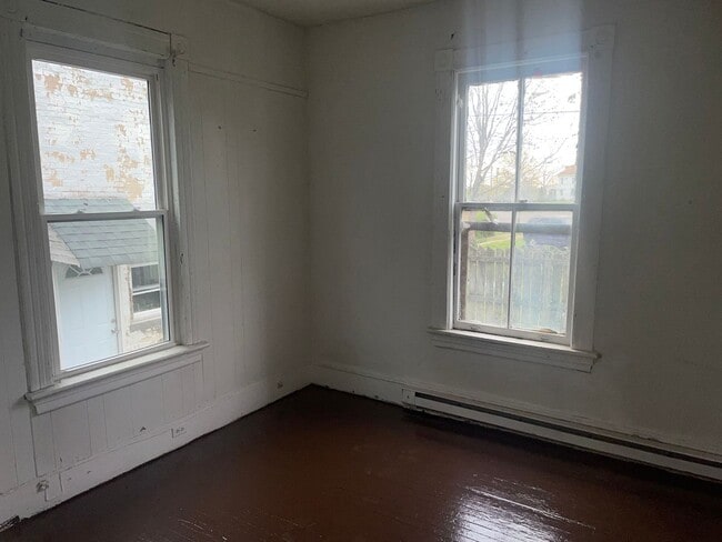 Building Photo - Two Bedroom Apartment Close to Downtown Ly...