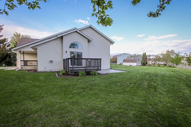 Foto del edificio - Beautiful newly remodeled home in quiet Sa...