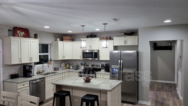 Building Photo - 347 Spruce Ln