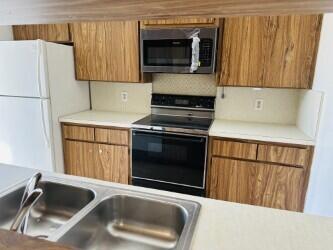 Building Photo - 736 7th Way
