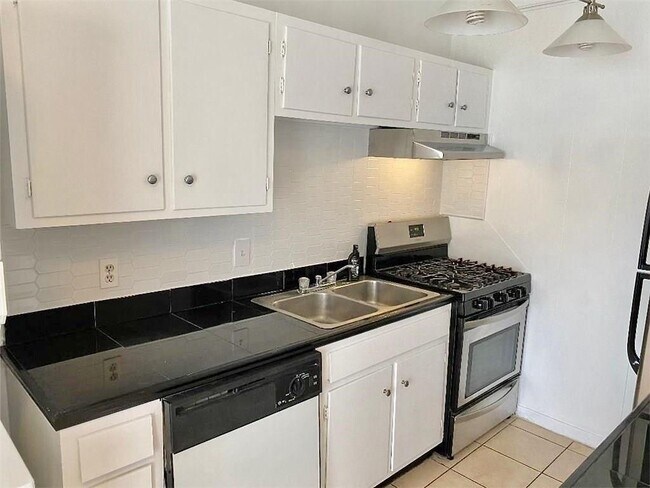 Foto del edificio - 614 W 51st St