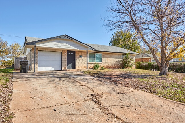 Photo - 1404 N Nail Pky House