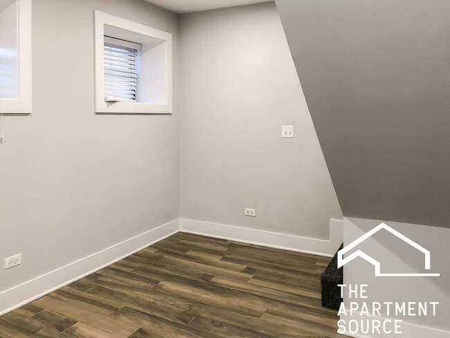 Building Photo - 1946 W Nelson St