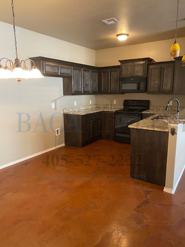 Building Photo - 3br 2ba duplex with 2 car garage!