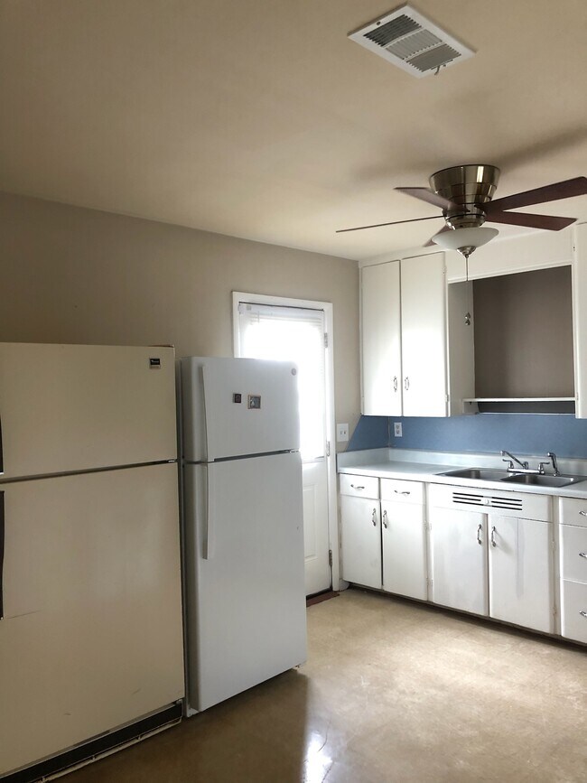 kitchen refrigerators - 204 Maplewood Trce
