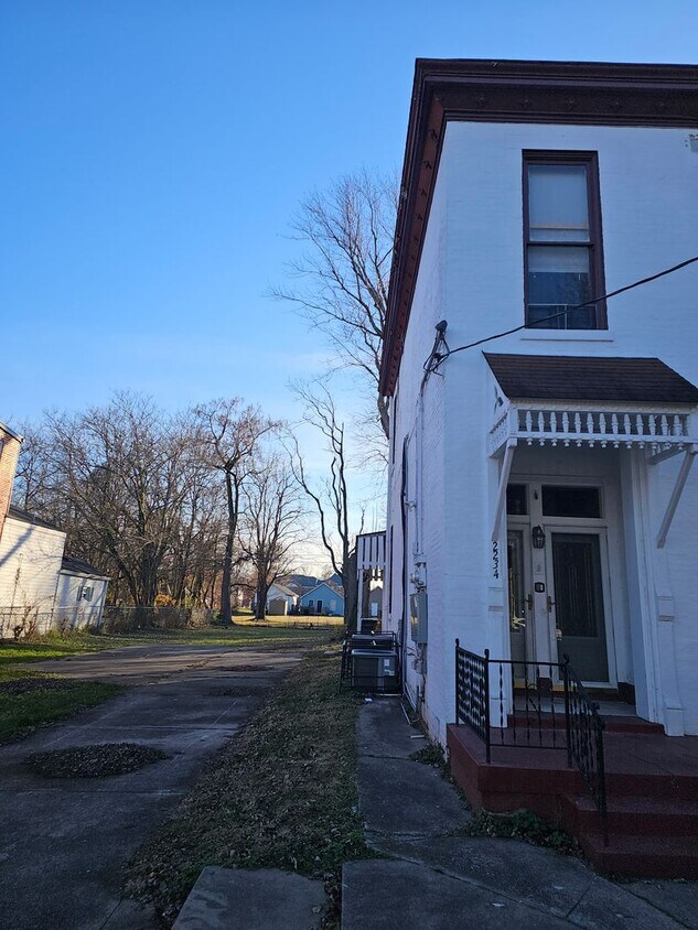 Building Photo - Spacious House that can be a duplex
