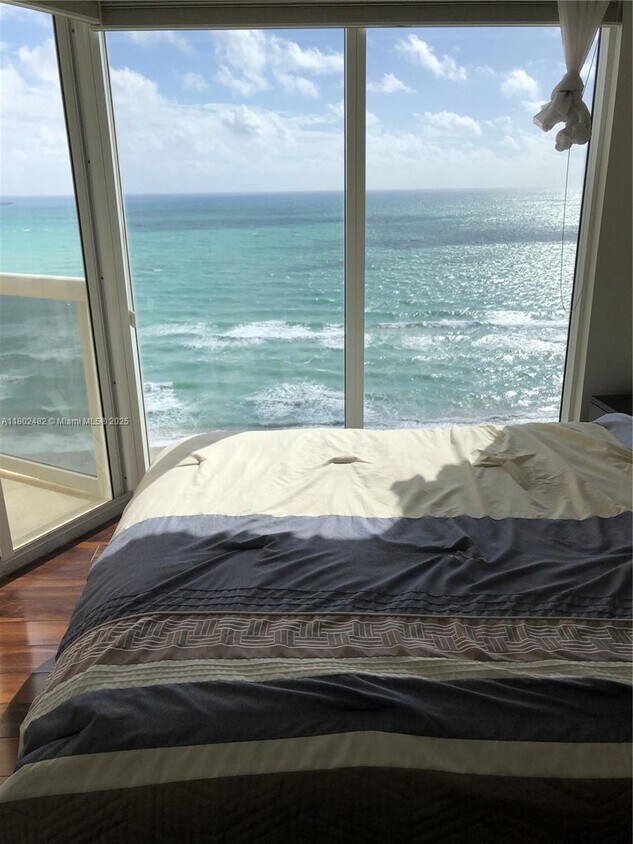 Foto principal - 17555 Collins Ave