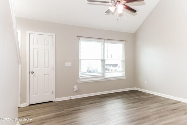 Building Photo - 10418 Pinoak View Dr