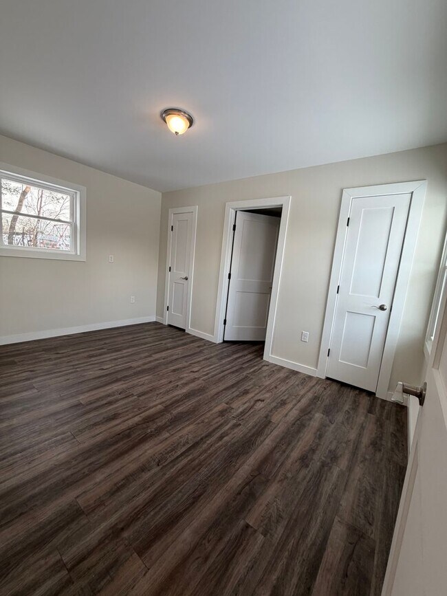 Building Photo - Beautifully remodeled and completed 1 bedroom apartment. FREE MONTH OF RENT!*
