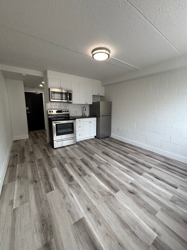 Photo du bâtiment - NEWLY RENOVATED - BACHELOR UNITS
