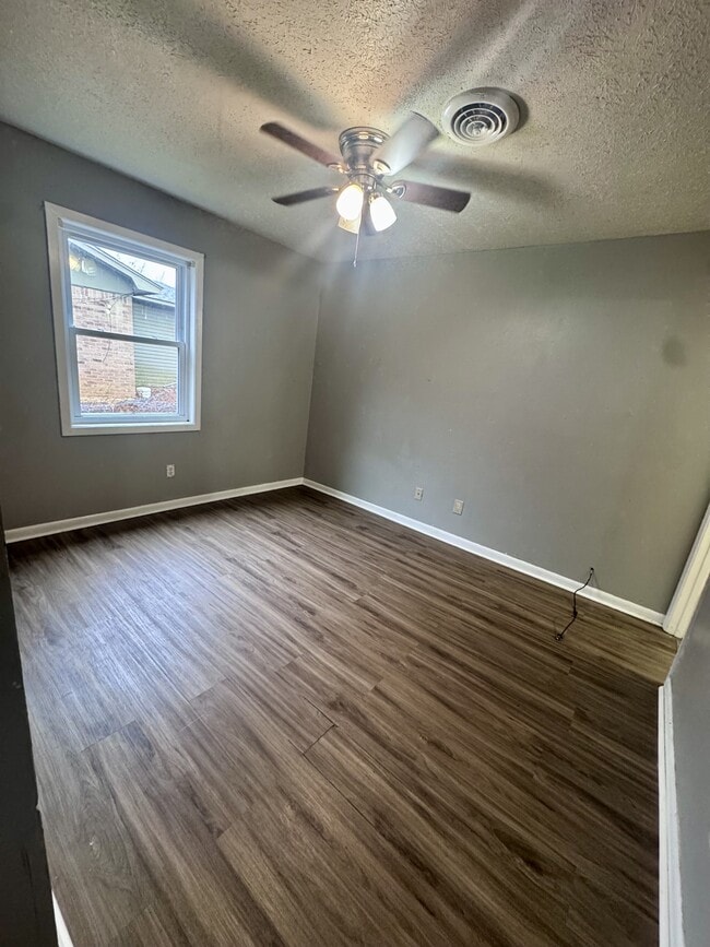 Foto del edificio - 465 N Broadway St