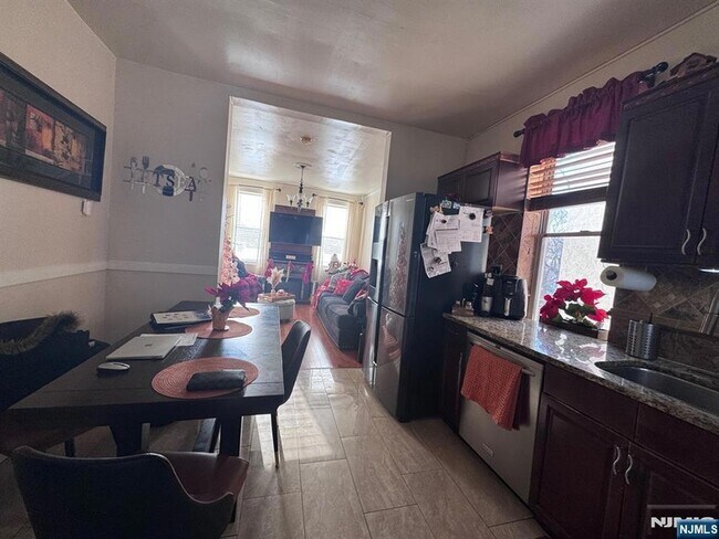 Foto del edificio - 27 66th St