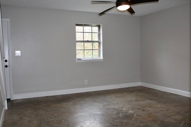 Building Photo - 1703 White Oak Road
