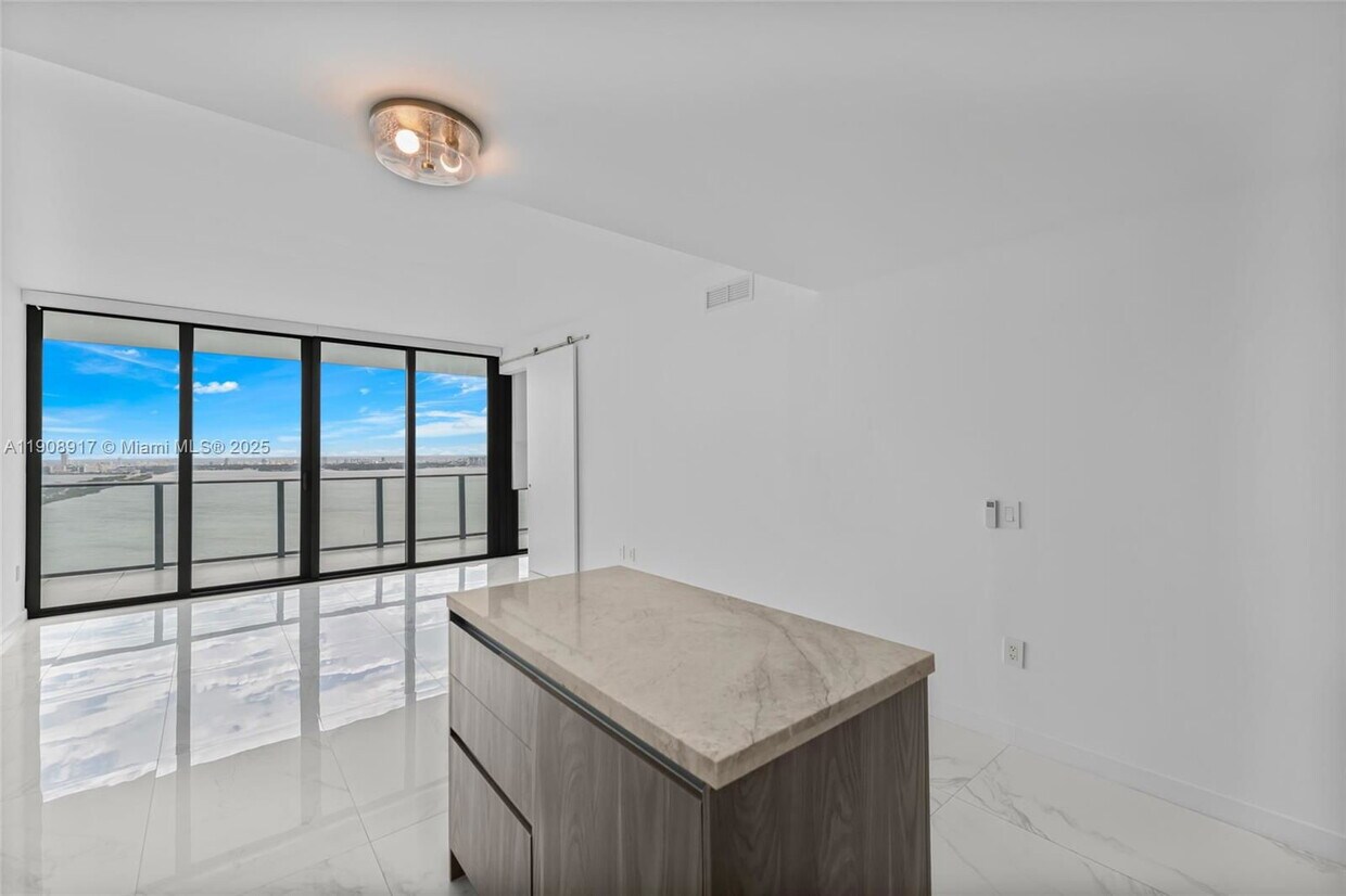 Foto principal - 3131 NE 7th Ave