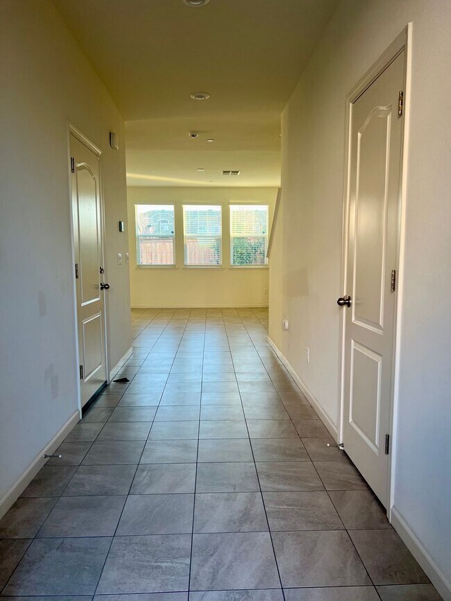 Building Photo - Sparkling and Spacious home in Elk Grove i...