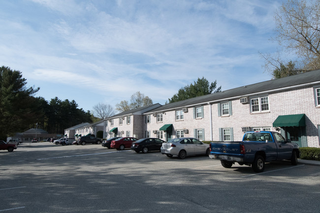 Building Photo - Colonial Village