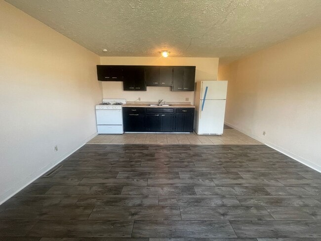 Building Photo - Available Now Cute 2 bedroom 1 bathroom du...