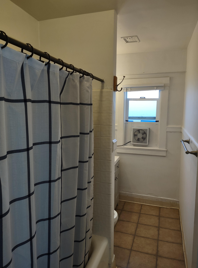 Bathroom with Tub/Shower - 403 Green St