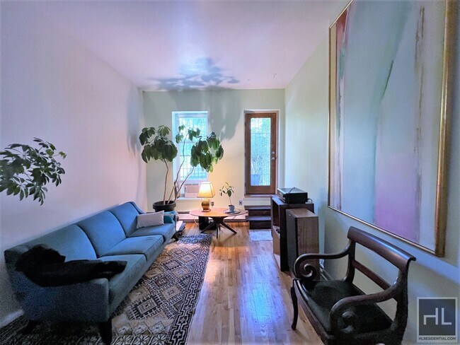 Building Photo - Lofty Duplex 2 bedroom/1 Bathroom apt with...