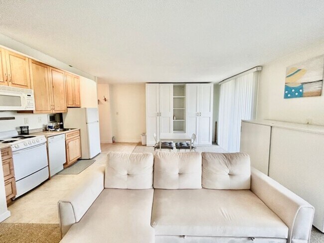 Foto del edificio - Convenient, beautiful, fully furnished and...