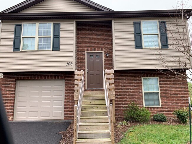 Building Photo - 2 Bedroom / 2 Bath Johnson City, TN 37604