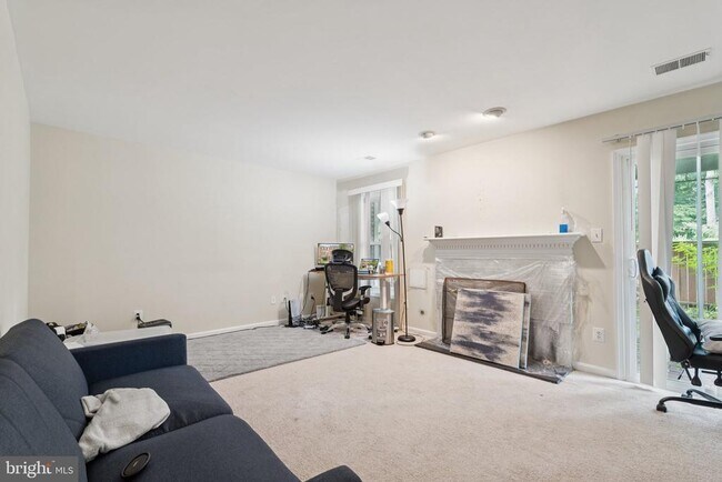 Foto del edificio - 4262 Fox Lake Dr