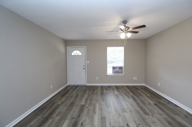 Foto del edificio - 2-Bed, 2-Bath Milton Duplex – Minutes from Highway 90, Open Layout with Luxury Vinyl Flooring and...