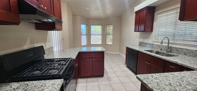 Building Photo - 3 Bedroom 2 Bathroom Home