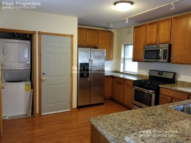 Building Photo - Great 4 Bedroom 2 Bathroom in Oak Park