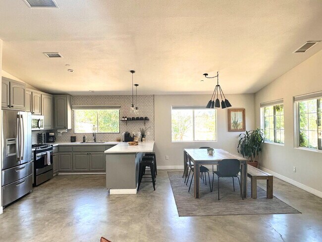 Foto del edificio - Rare Opportunity for Spacious, Modern Sout...