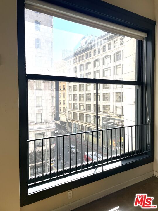 Foto del edificio - 315 W 5th St