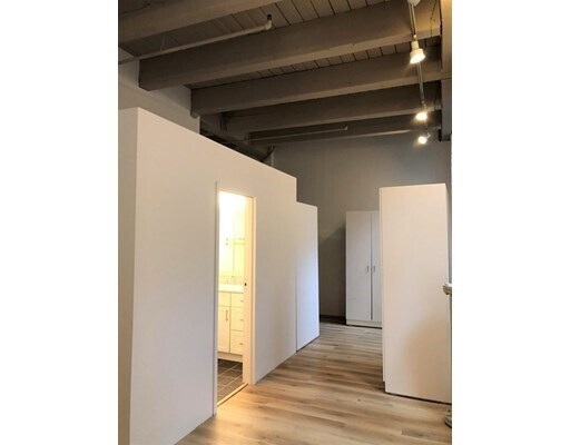 Building Photo - 10 Thacher St