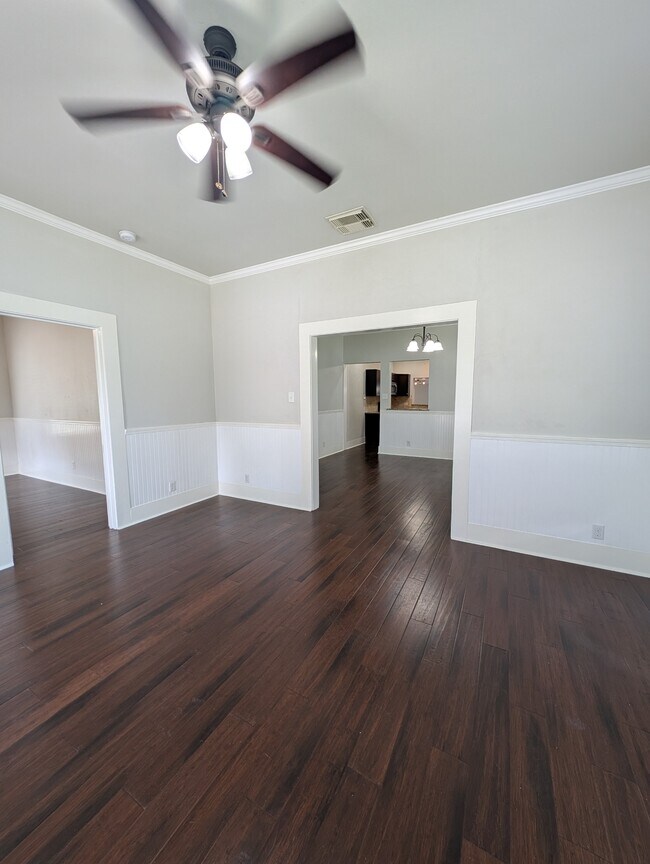 Building Photo - 515 E Elm St
