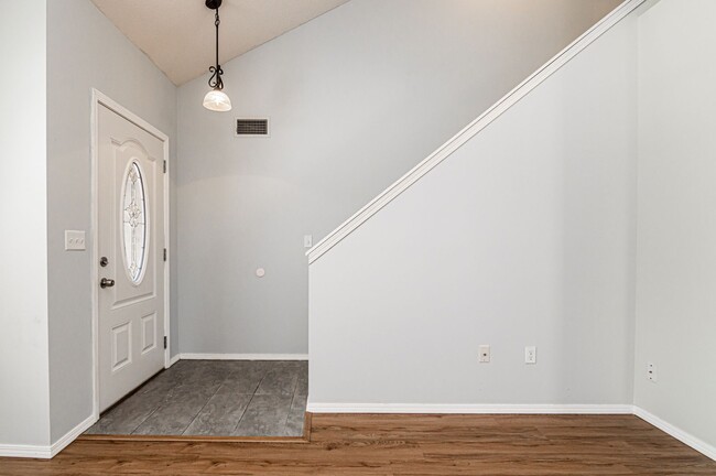 Foto del edificio - Located on a corner lot!