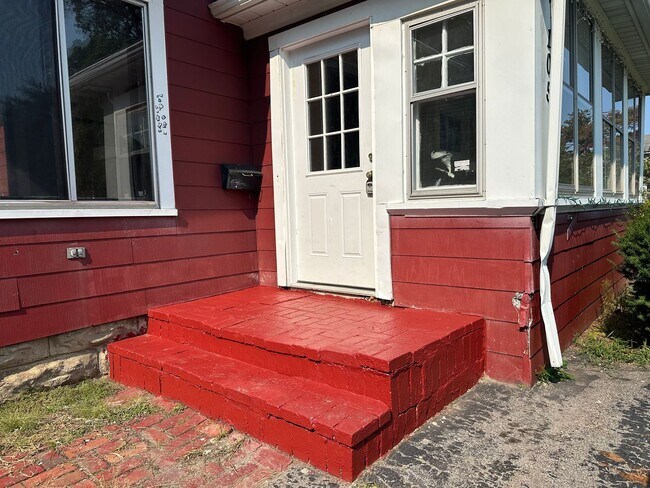 Building Photo - YOU'LL FALL IN LOVE w/ this BEAUTIFULLY Ca...
