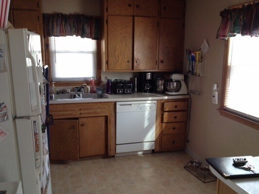 Foto del edificio - 4BR/2BA Duplex with Hardwood Floors & 2 Car Garage- Golden Valley, Available April 1st