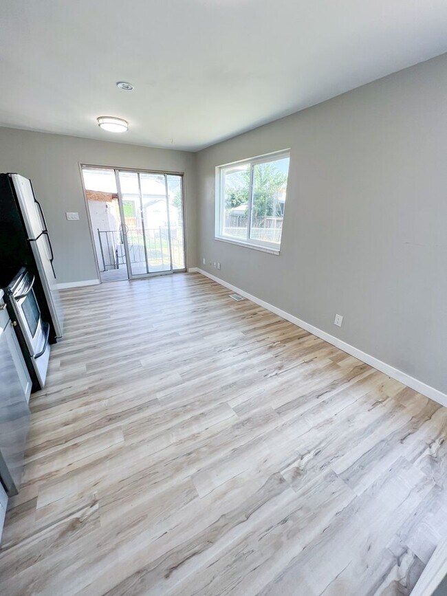 Building Photo - Provo 2 bed, 1 bath Duplex