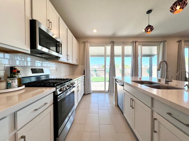 Foto del edificio - NEWER BUILD 4BD/3BA HOME NEAR DEER SPRINGS...