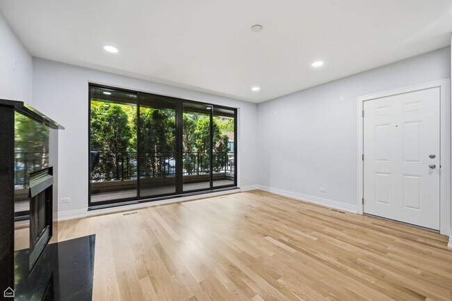 Building Photo - 1827 N California Ave
