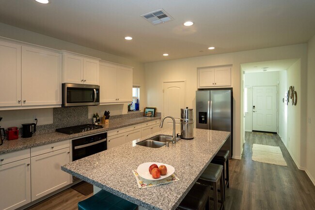 Building Photo - Don't miss the opportunity to lease this b...