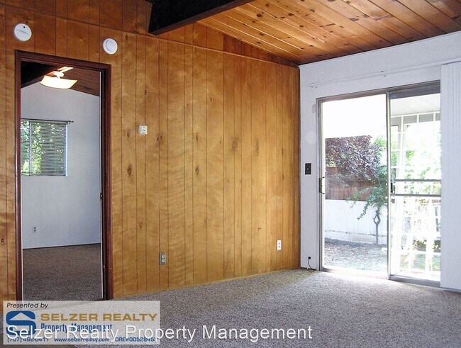 Building Photo - 2 br, 1.5 bath House - 517 S. Oak St.
