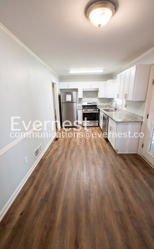 Foto del edificio - 735 Hillcrest Dr