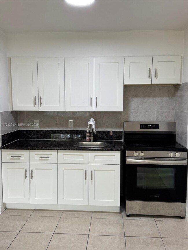 Foto del edificio - 717 NE 1st St