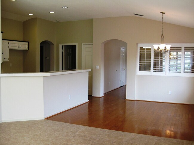 Building Photo - 3 Bed, 2 Baths, 1485 SF. 2 Car Garage, sin...